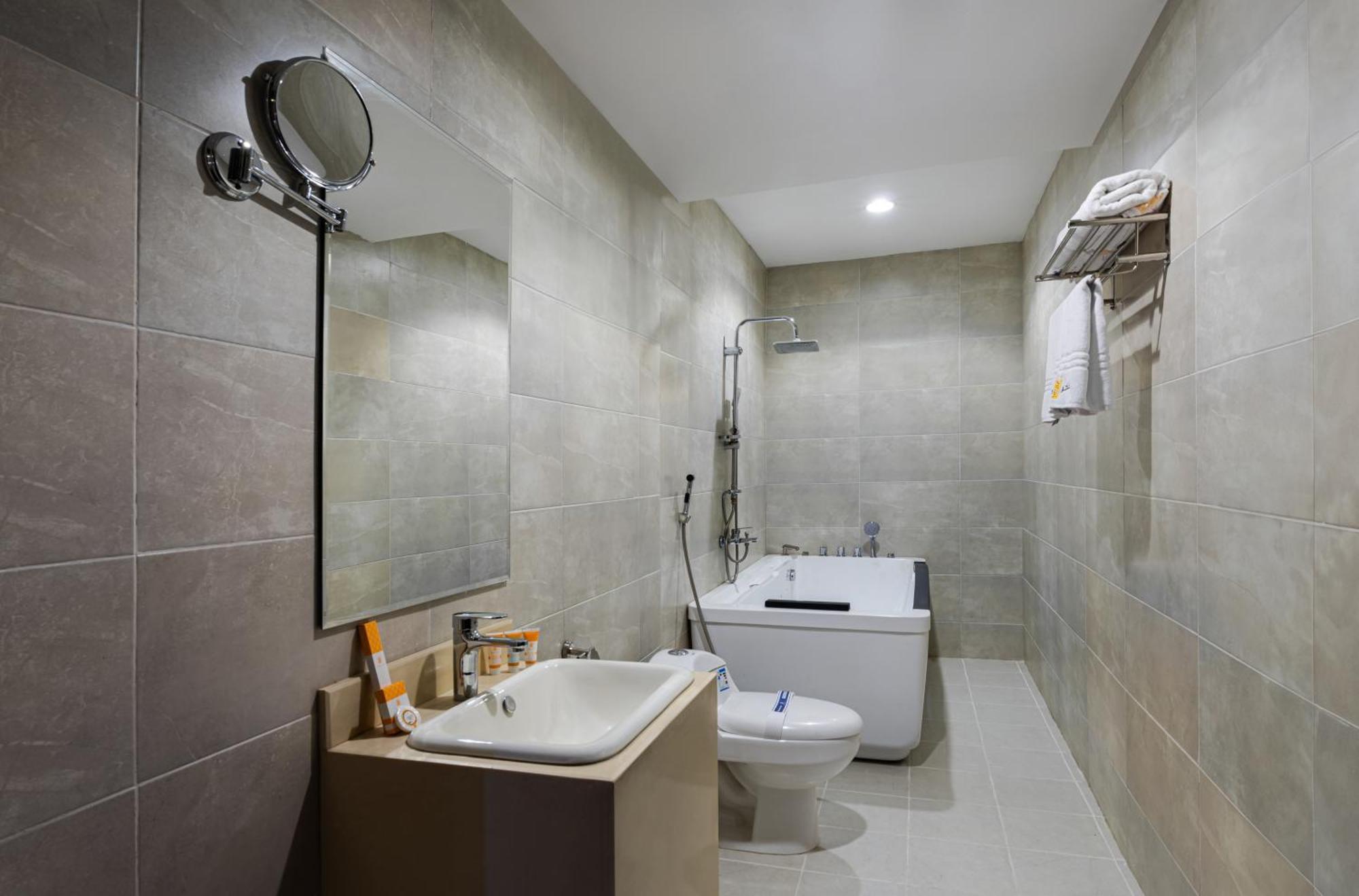 The Palace Hotel Suites Khamis Mushait Exterior photo